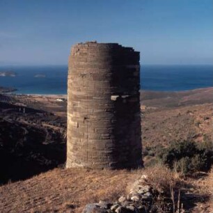 Andros, Hellenistischer Wachtturm über Gávrion, 20 m, mehrstöckig, Bergwerksschutz