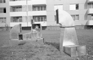 Spiel mit Blech-Luftschächten in der Richt-Wohnanlage in Durlach.