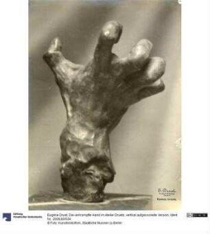 Die verkrampfte Hand im Atelier Druets, vertikal aufgesockelte Version