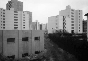 Freiburg, Weingarten: Garage und Wohnblöcke, Krozingerstraße