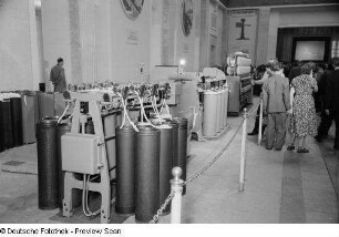Exponate der sowjetischen Sektion auf der Leipziger Herbstmesse 1954
