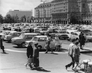 Dresden-Altstadt. Blick über den Altmarkt mit parkenden Autos zu Wohn- und Geschäftshäusern (Westseite) und zum Hotel "Königstein", Prager Straße