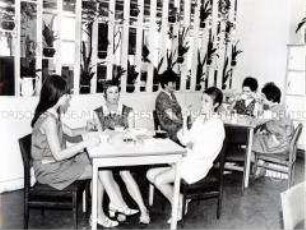 Gruppe "Junger Neuerer" in der Cafeteria des VEB Elektro-Apparate-Werke "Friedrich Ebert" (EAW) in Berlin-Treptow