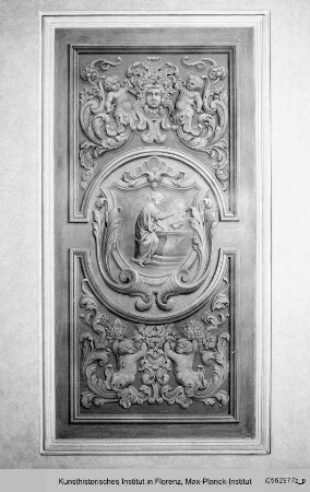 Galerie berühmter Mitglieder der Familie Della Gherardesca : Tugendallegorien : Figur vor einem Altar: Pietas?