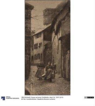 Frauen auf einer Dorfstraße