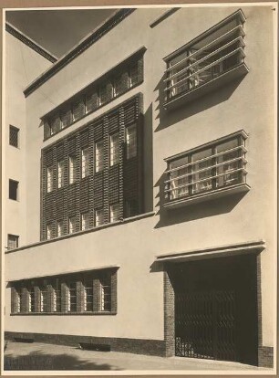 Gemeindehaus der St.Laurentius-Kirchengemeinde, Am Generalshof, Berlin-Köpenick: Aussenaufnahme Straßenfassade Am Generalshof Teilansicht mit vergitterter Durchfahrt