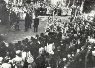 König Friedrich August in Neschwitz : Kleidung - Truhentracht. Ort: Njeswačidło / Neschwitz. König Friedrich August in Neschwitz 1905.