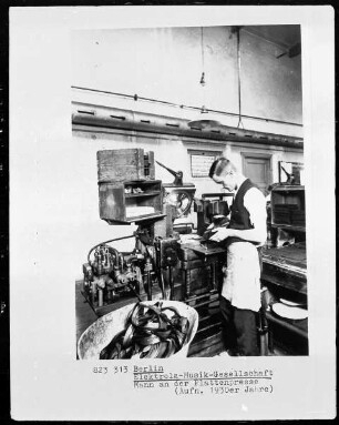 Mann an der Plattenpresse (Elektrola-Musik-Gesellschaft in Berlin)