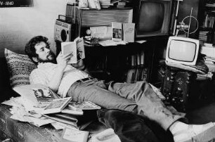 Der Schriftsteller Richard Pietraß lesend in seiner Wohnung