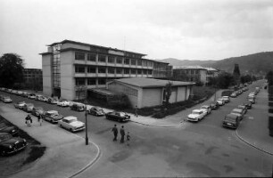Freiburg: Uni-Bauten, Chemisches Institut vom Hörsaal, mit großer Autoanfahrt zum Kongress (Hellige)