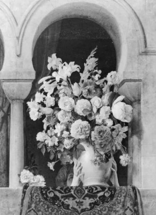 Eine Vase mit Blumen im Fenster eines Harems