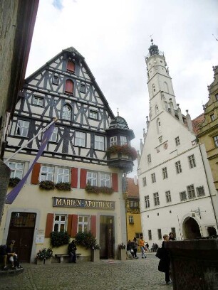 Rothenburg ob der Tauber: Ansicht mit Jagstheimer Haus (Marienapotheke) und Rathaus (gotischer Bau)