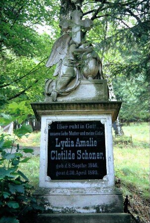 Grabstein für eine Frau Schoner, 19. Jh., mit Plastik, auf dem Alten Friedhof