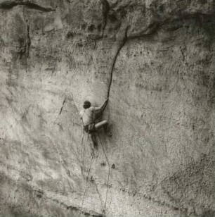 Sächsische Schweiz. Affensteine, Freie Wand. Bernd Arnold an der "Kalten Wand", Erstbegehung am 22. Mai 1982
