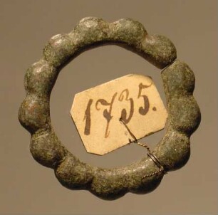 Ring, mit Buckeln verziert