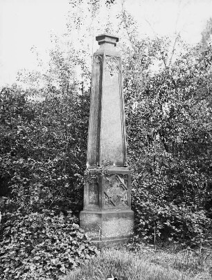 Dresden, Eliasfriedhof. Grabmal einer/s Unbekannten. Obelisk mit Maßwerk-Ornamenten