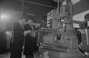 Messebesucher in der tschechoslowakischen Ausstellungshalle vor der Präsentation einer technischen Anlage
