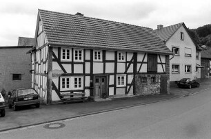 Wohn-Wirtschaftsgebäude (Wohn- und Wirtschaftsgebäude, Fachwerk und Bruchstein); Vöhl, Enser Straße 13