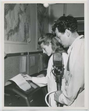 Rita Hayworth und Orson Welles im KFWB Rundfunkstudio, Meldung von der Kapitulation Japans (Los Angeles, August 1945) (Archivtitel)