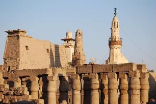 Luxor - Bauwerke im Zentrum : Luxor-Tempel und Moschee in Luxor, aufgenommen 2006