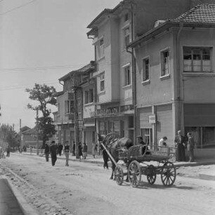 Belebte Straßen in der Stadt Karlowo. Bewohner unterwegs in der Stadt mit Pferdegespann