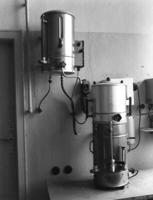 Elektrische Geräte (Durchlauferhitzer (?); Wasserkocher (?)). Pirna-Sonnenstein, Strömungsmaschinenbau, Küche