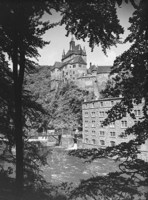 Burg Kriebstein : Blick zur Burg Kriebstein mit Behelfsbrücke und Papierfabrik Kübler und Niethammer
