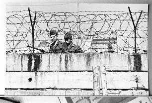 Rep: Berlin: Schützen hinter der Mauer am Potsdamer Platz