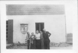 Geising. Gruppenbild mit Etha und Hans Richter vor dem "Brüder Reinhard Haus" (Grenzlandheim)