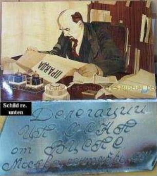 Wandbild mit Lenin bei Lektüre der Prawda