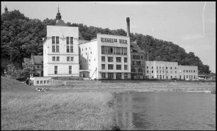 Riegel: Riegeler Brauerei, Außenansicht, links der Elz