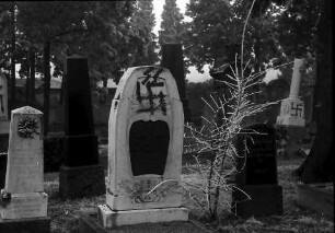 Freiburg: Jüdischer Friedhof; geschändeter Grabstein, mehrere Grabsteine