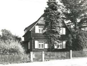 Dresden-Naußlitz, Burgwartstraße 41. Wohnhaus (um 1925) einer Holzhaussiedlung (Baugenossenschaft)