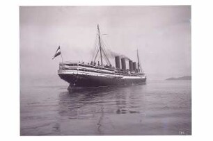 Passagierdampfer Victoria Luise backbords auf Fahrt in nordischer Landschaft