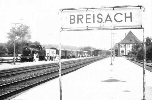 Breisach: Kaiserstuhl Express-Rebenbummler, stehend im Bahnhof, mit Bahnhofsschild Breisach
