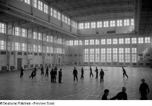 Volleyball in der Ernst-Grube-Halle der Deutschen Hochschule für Körperkultur