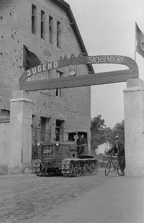 Reportage: Maschinen-Ausleih-Stationen (MAS) Sachsendorf : Blick auf einen Eingang des MAS Sachsendorf