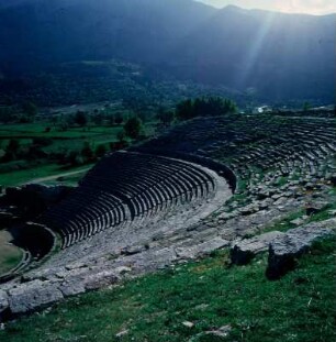 Theater, Dodona : Dodona. Zeus-Heiligtum. Die Sitzränge des Theaters, 15.000 Zuschauer. Stiftung von Pyrrhos, Anfang 3. Jh. v. Chr