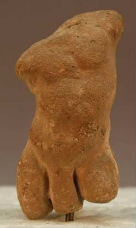 Torso eines Zwergen als Faustkämpfer oder Lastträger
