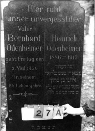 Grabstein 27 (Index: 99792471) Material: Granit Zustand: gut Maße HxBxT: 160x59x23 cm Beschreibung: Stele, Sockel, geschwungener Abschluß: Grabstein 27A