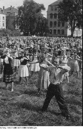 Schule, u.a. Dresden, 7. Mittelschule: Kunstunterricht, Linolschnitt - 1. POS Dr. Kurt Fischer, Marienallee 5, 1. Projekt zum Neubau - 38. Mittelschule (ab 1971 38. POS Alfred Thiele) in Dresden-Naußlitz, Pausensport - 41. Grundschule, Dresden-Mickten, Fahrrad - Neubau Fetscherstraße - 65. Grundschule, Dresden-Kleinzschachwitz, Schülerlabor - 33. Mittelschule (ab 1985 33. POS Anna Seghers), Neubau, errichtet 1958-59 - Deutsches Hygiene-Museum Dresden - Schülerkonzert - Abschlußprüfung Chemie - EOS Pestalozzi, Kunstunterricht - Lehrer hilft bei Hausaufgaben, etc., Juni - Dezember 1959