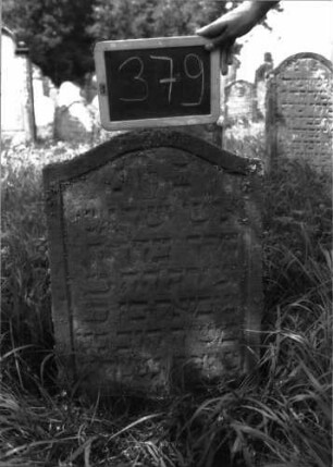 Grabstein 379 (Index: 100102863) Material: Sandstein Zustand: leicht verwittert, eingesunken, teilweiser Textverlust Maße HxBxT: 67x46x8 cm Beschreibung: Stele, Konvexbogenabschluss, Schriftfeld eingetieft: Grabstein 379