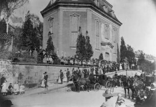 Brautzug an der Loschwitzer Kirche : Brautzug an der Loschwitzer Kirche. Fotografie; 16 x 21 cm (um 1895; A. Kotzsch). Dresden: Stadtmuseum
