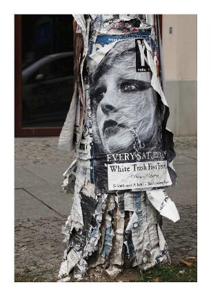 Betonmast als Plakatsäule, Schönhauser Allee am Senefelder Platz