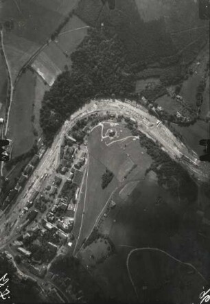 Glashütte. Bahnhofsgegend, von Westen das Briesnitzbachtal einmündend. Luftbild-Senkrechtaufnahme