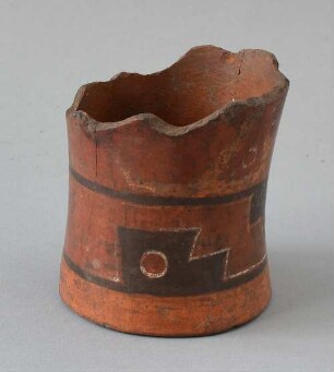 Fragment eines Tonbechers