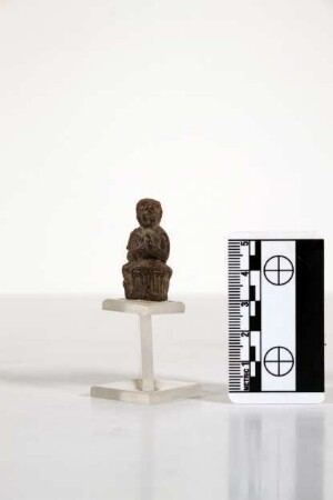 Kleine Holzfigur, sitzend in anjali-mudra
