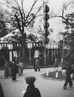 Kyōto. Besucher auf den Blütenfest (wahrscheinlich im Februar zur Pflaumenblüte auf dem Gelände des Kitano Tenmangū Schreins im Norden der Stadt)