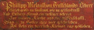 Teil einer Wandvertäfelung mit dem Schrifttext zu Philipp Melanchthon (M.063, Reformatorenzimmer) aus der Wandekoration des Reformatorenzimmers der Veste Coburg