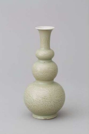 Dreifach gebauchte Kürbisvase mit Reliefdekor (sanjie huluping 三节葫芦瓶)